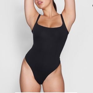 SKIMS SQUARE NECK BODYSUIT